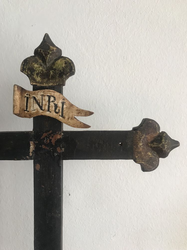 Crucifixo em madeira talhada - Arte Sacra