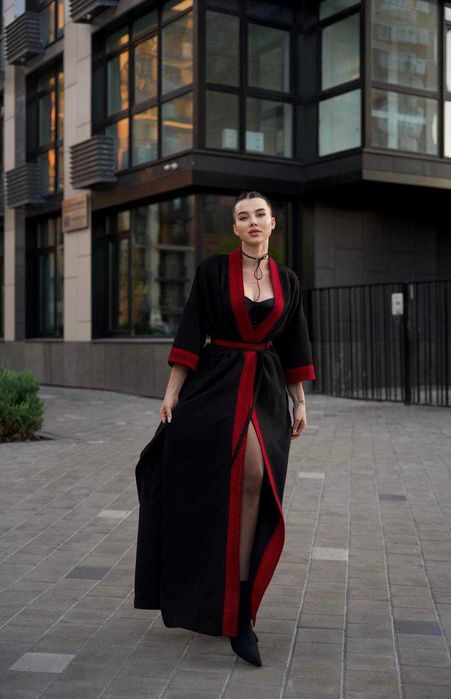 Чорне кімоно з етновишивкою