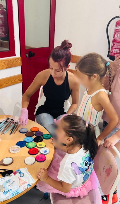 Pinturas faciais e modelagens de balões