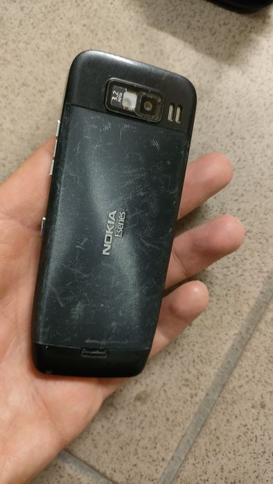 Telefon Nokia E52 i ładowarka