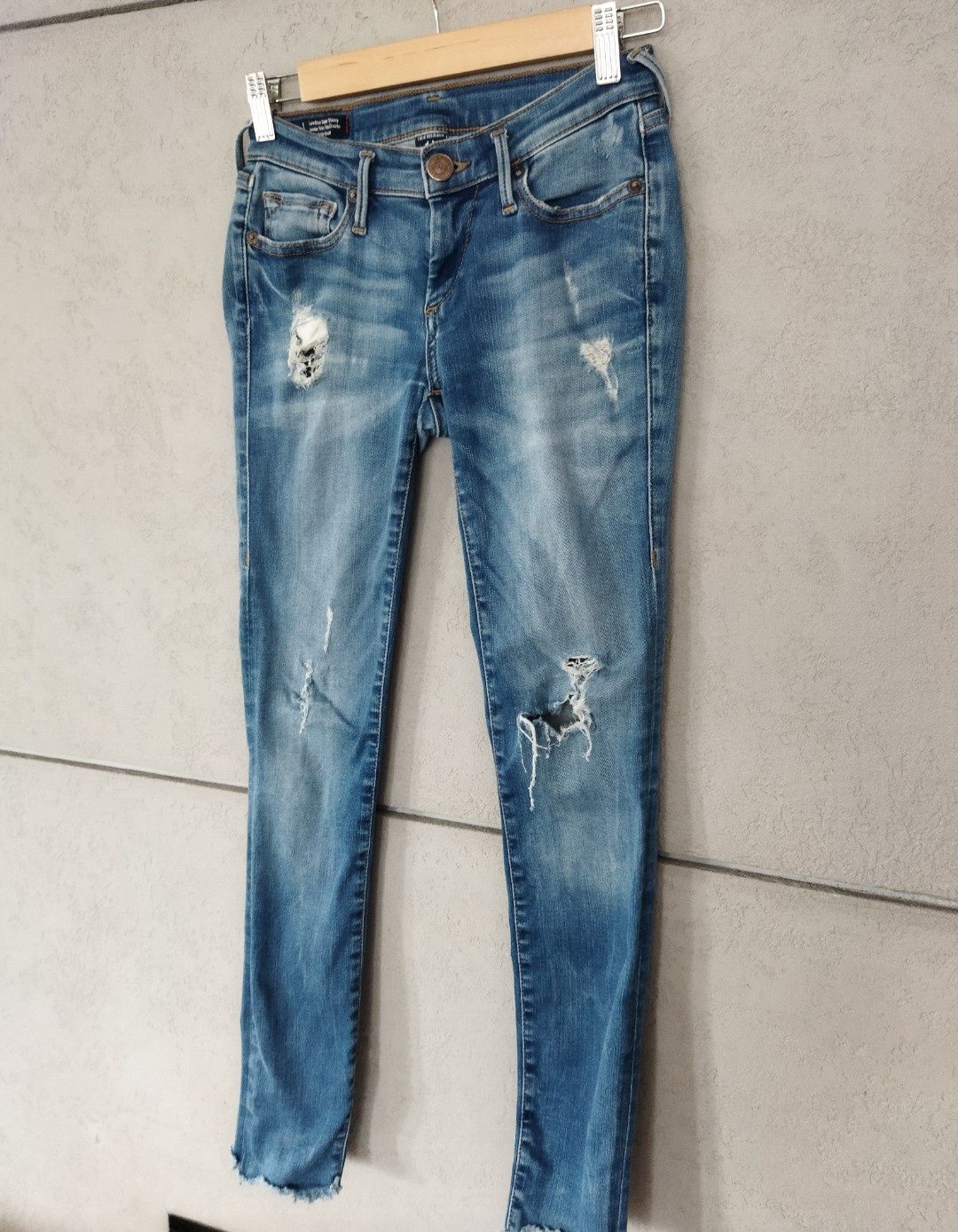 Spodnie jeansowe dżinsowe jeansy True Religion dziury