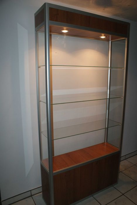 Gablota witryna na skarby, stare rowerowe lampki, modele, figurki itp