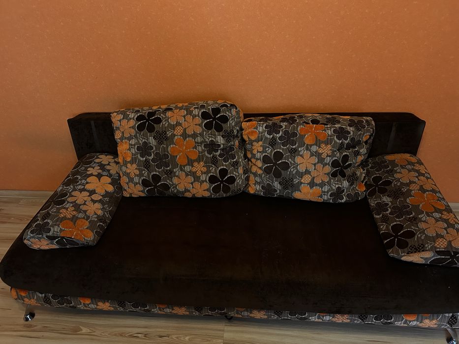 Kanapa rozkładana ze skrzynią