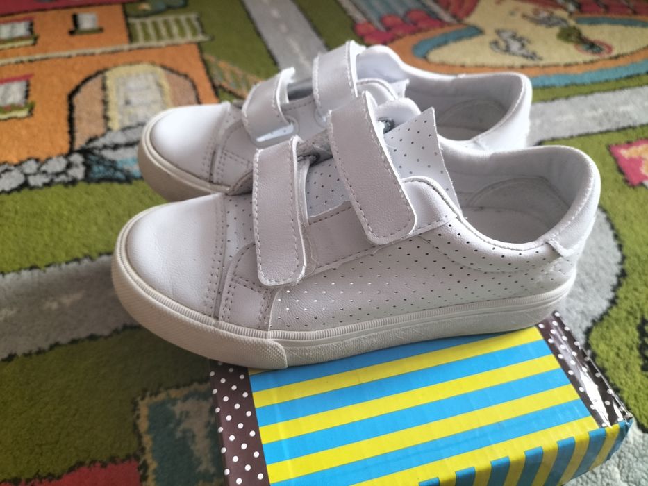 Кеди білого кольору