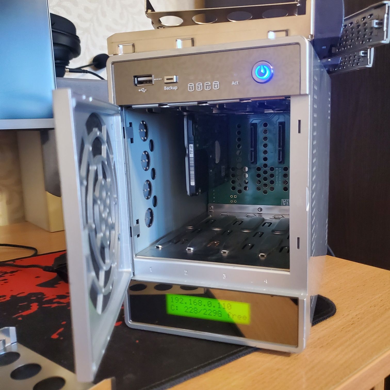 Продам NAS Netgear NV+ RND4450