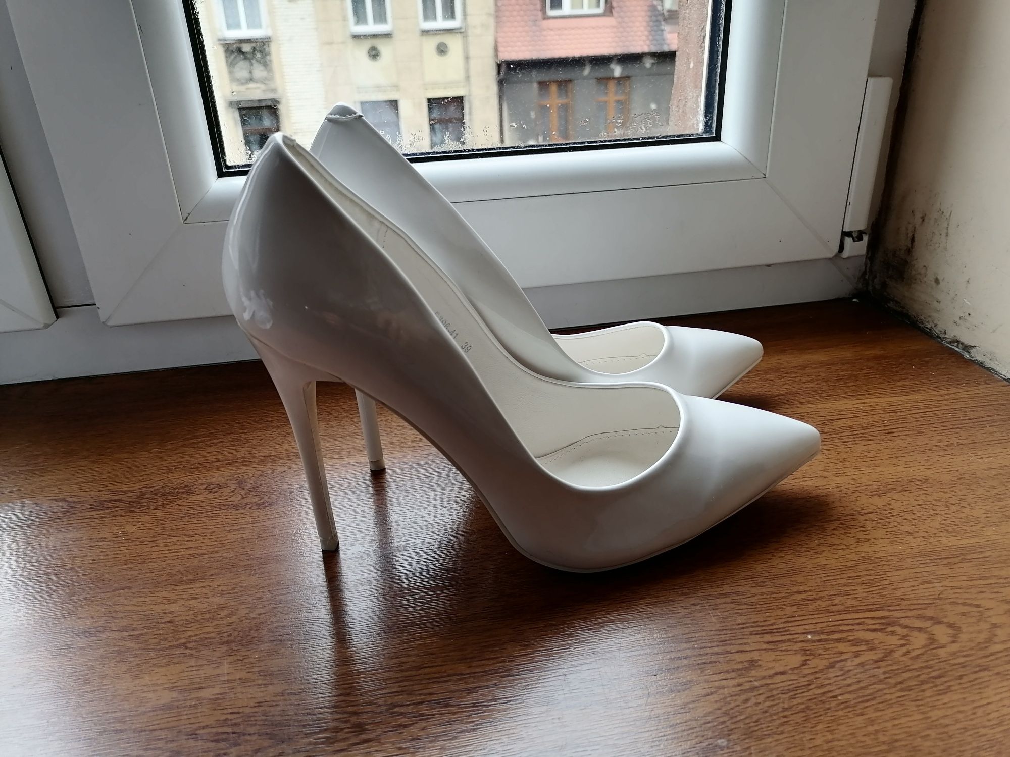 Buty białe rozmiar 39