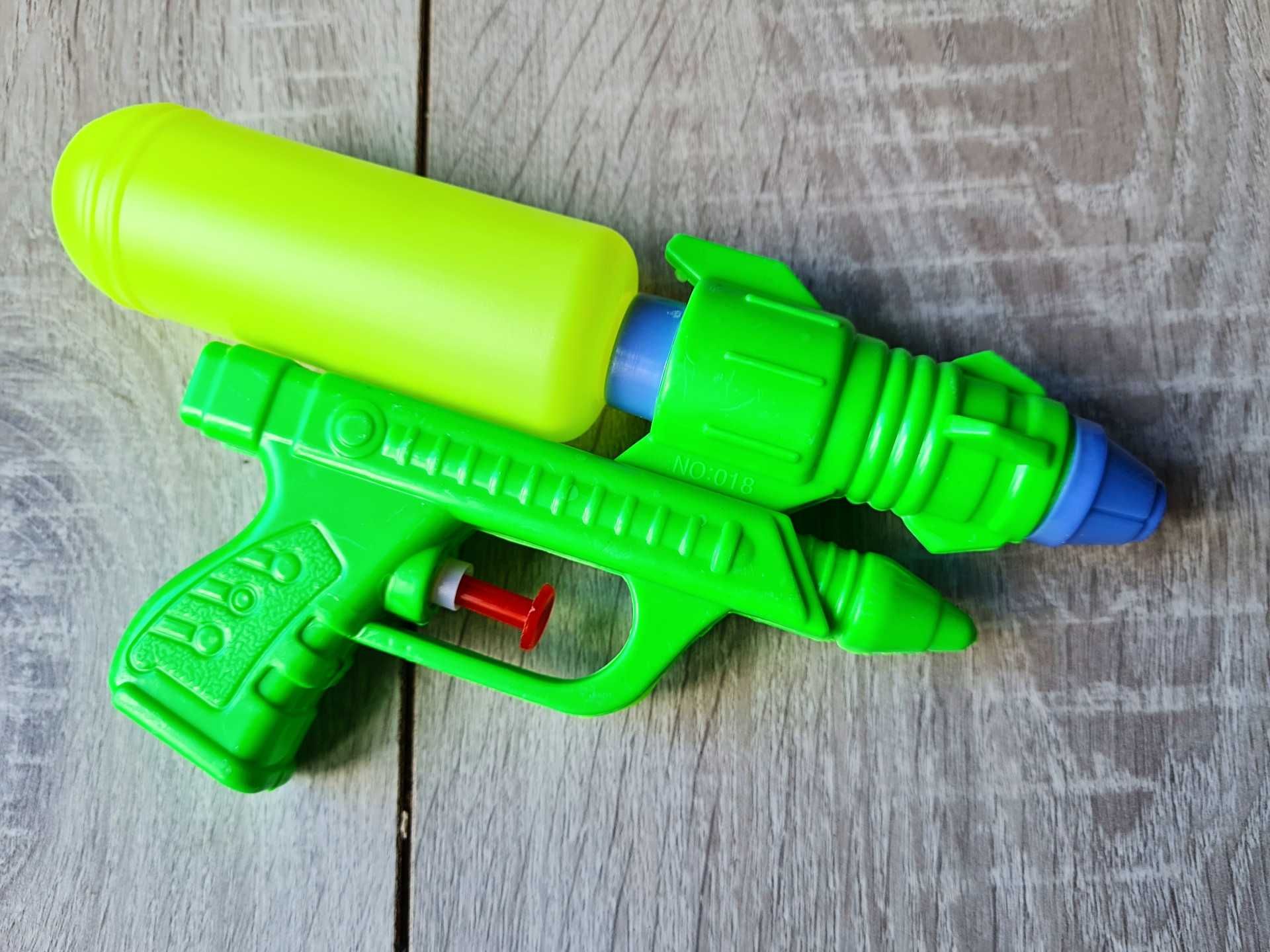 Zielony pistolet na wodę - śmigus dyngus - zabawki NOWE