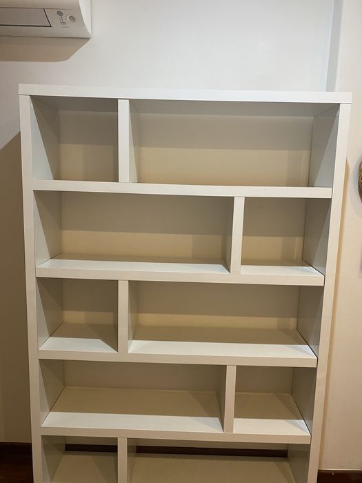 Estante branca com cubiculos