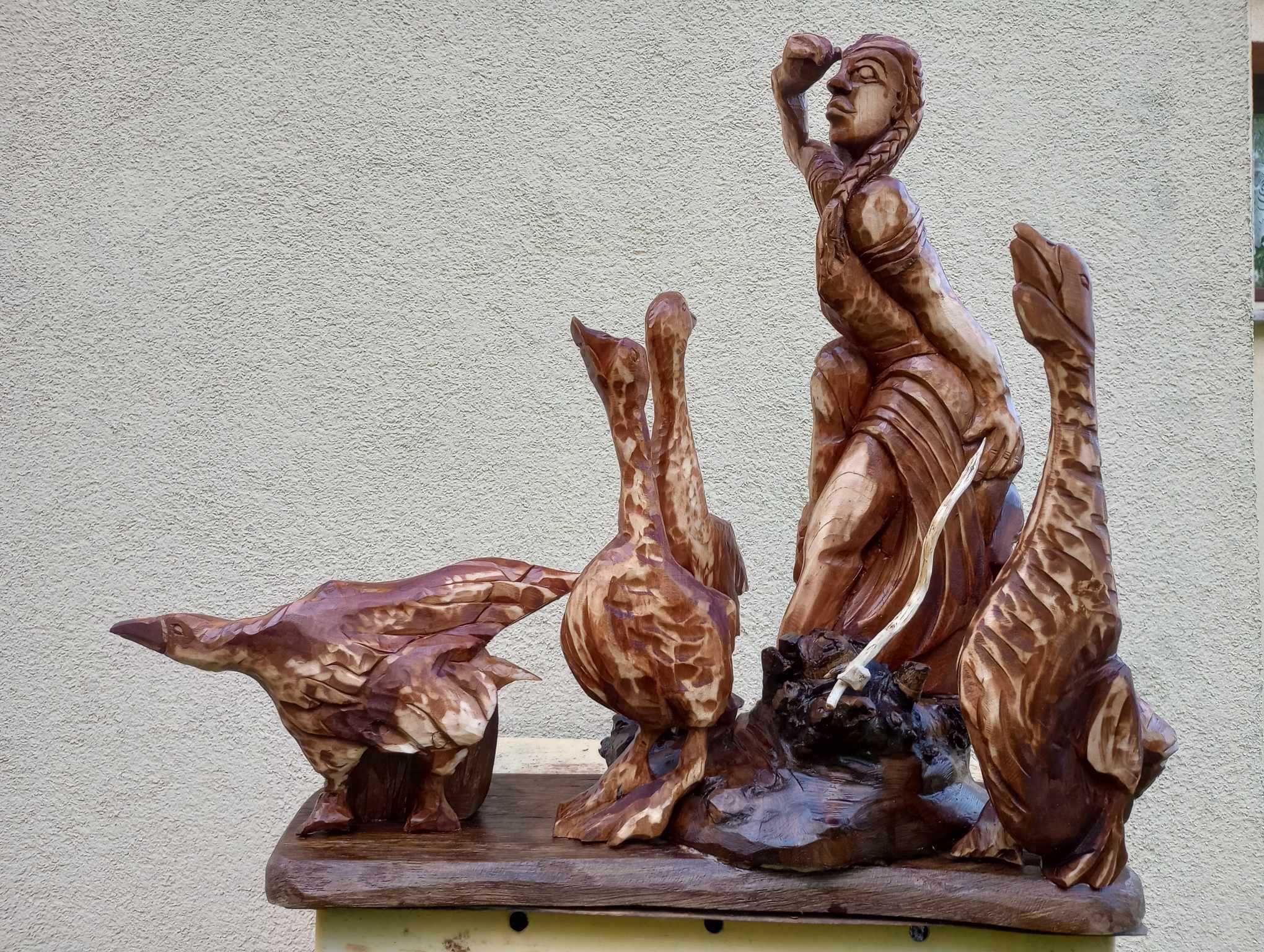 rzeźba w drewnie lipowym -"gęsiarka"