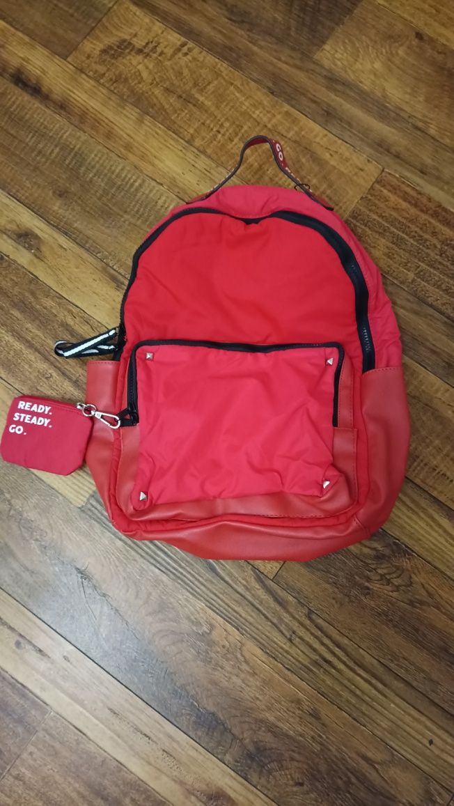 Стильний червоний рюкзак