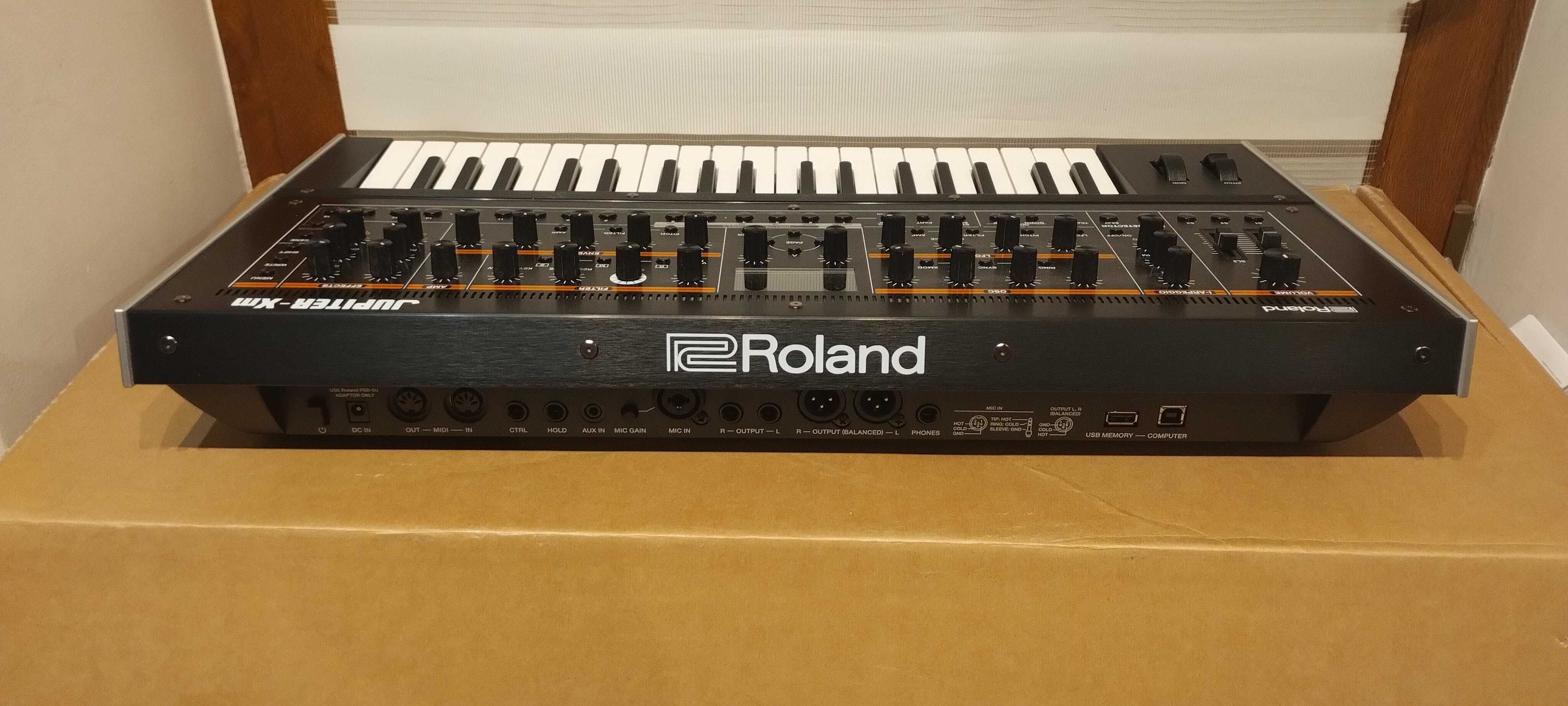 Roland Jupiter XM Syntezator