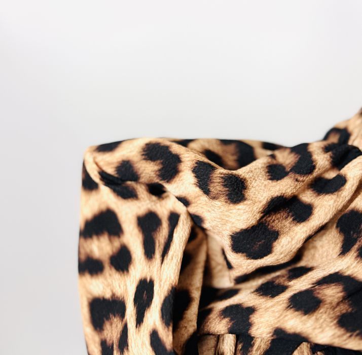 Krótka sukienka w panterkę z falbaną S 36