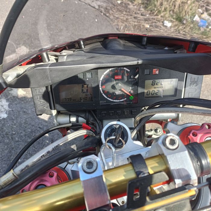 Sprzedam  Aprilia Tuono Rsv 1000  w stanie idealny