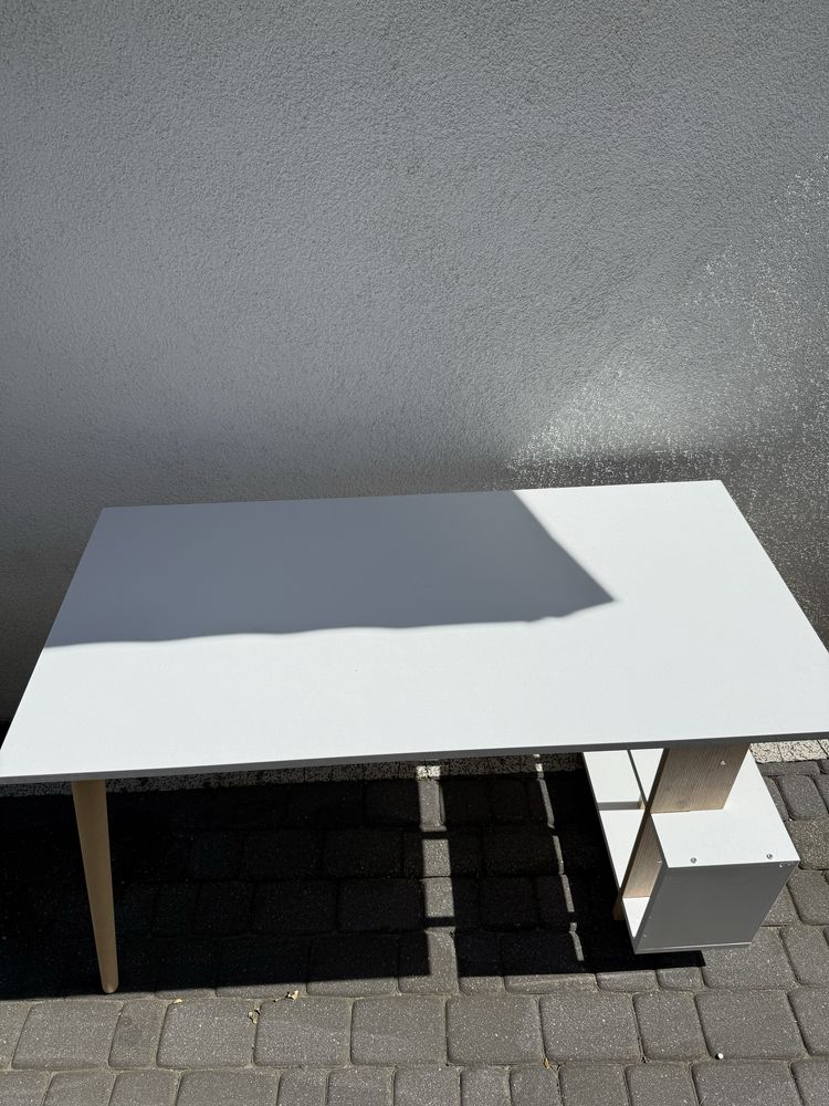 Biurko nowoczesne z półkami, białe z elementami drewna, 120x60 cm