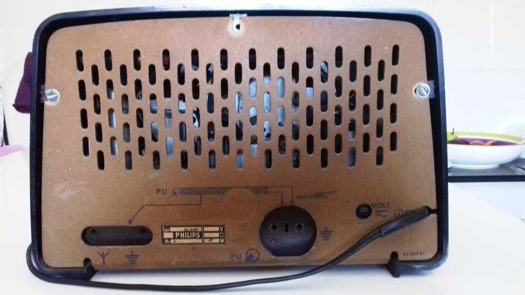 Rádio Philips antigo.