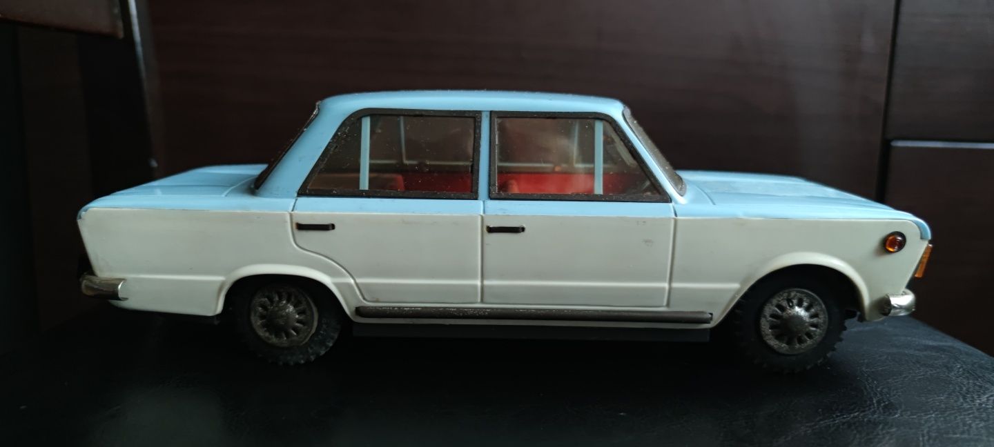 Fiat 125p zabawka prl