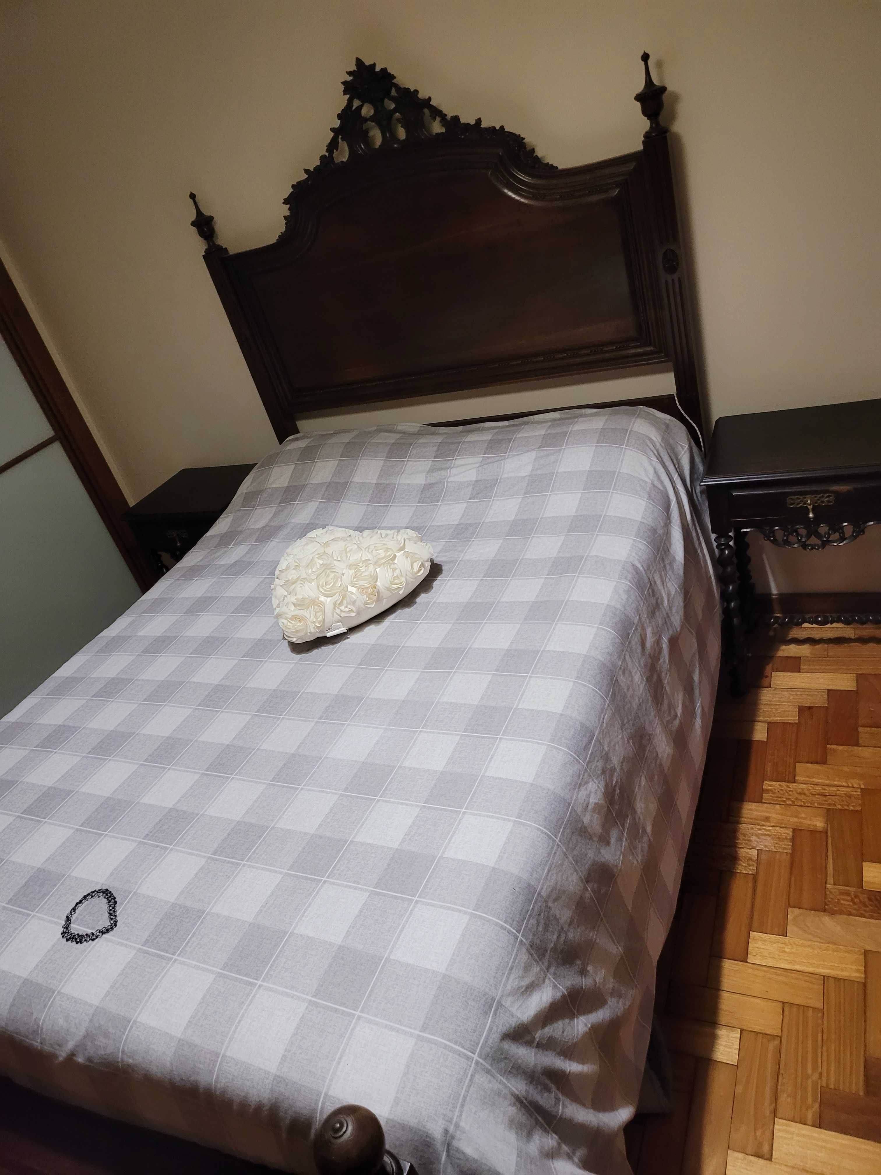 Cama antiga com mesas de cabeceira em muito bom estado