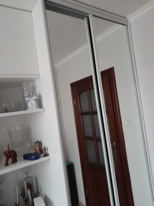 Szafa z półkami i biurkiem