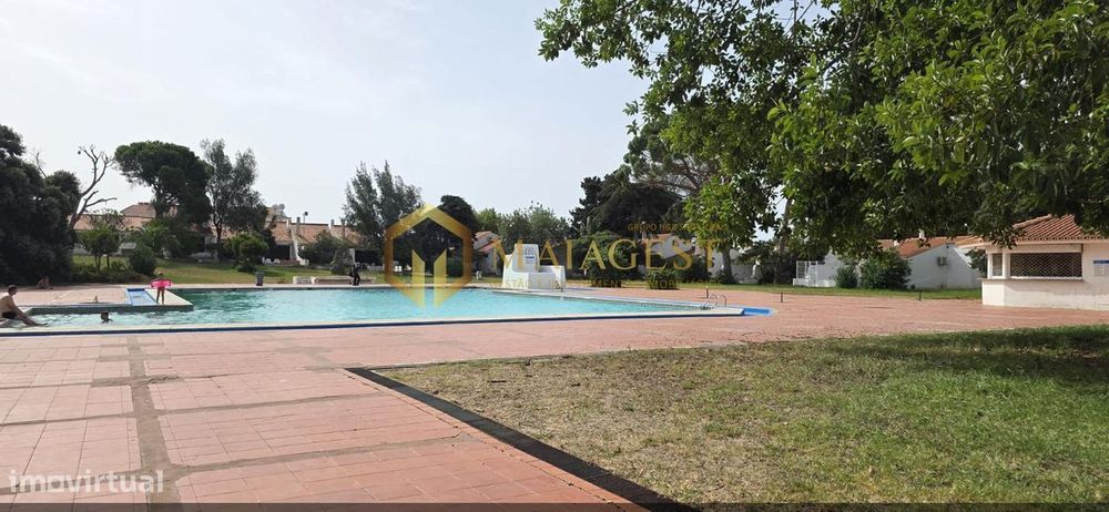 Apartamento T0 em condomínio fechado com piscina na Oura