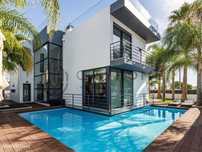 Moradia moderna T4+1 isolada, com piscina e cave