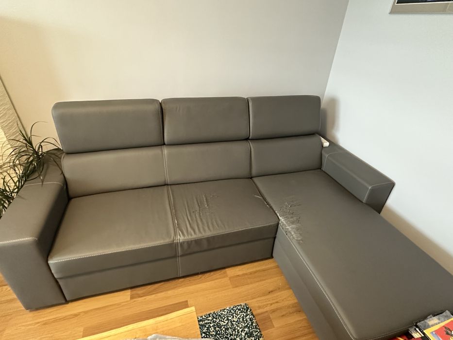 Narożnik z ekoskóry z funkcją spania i pojemnukiem na pościel.