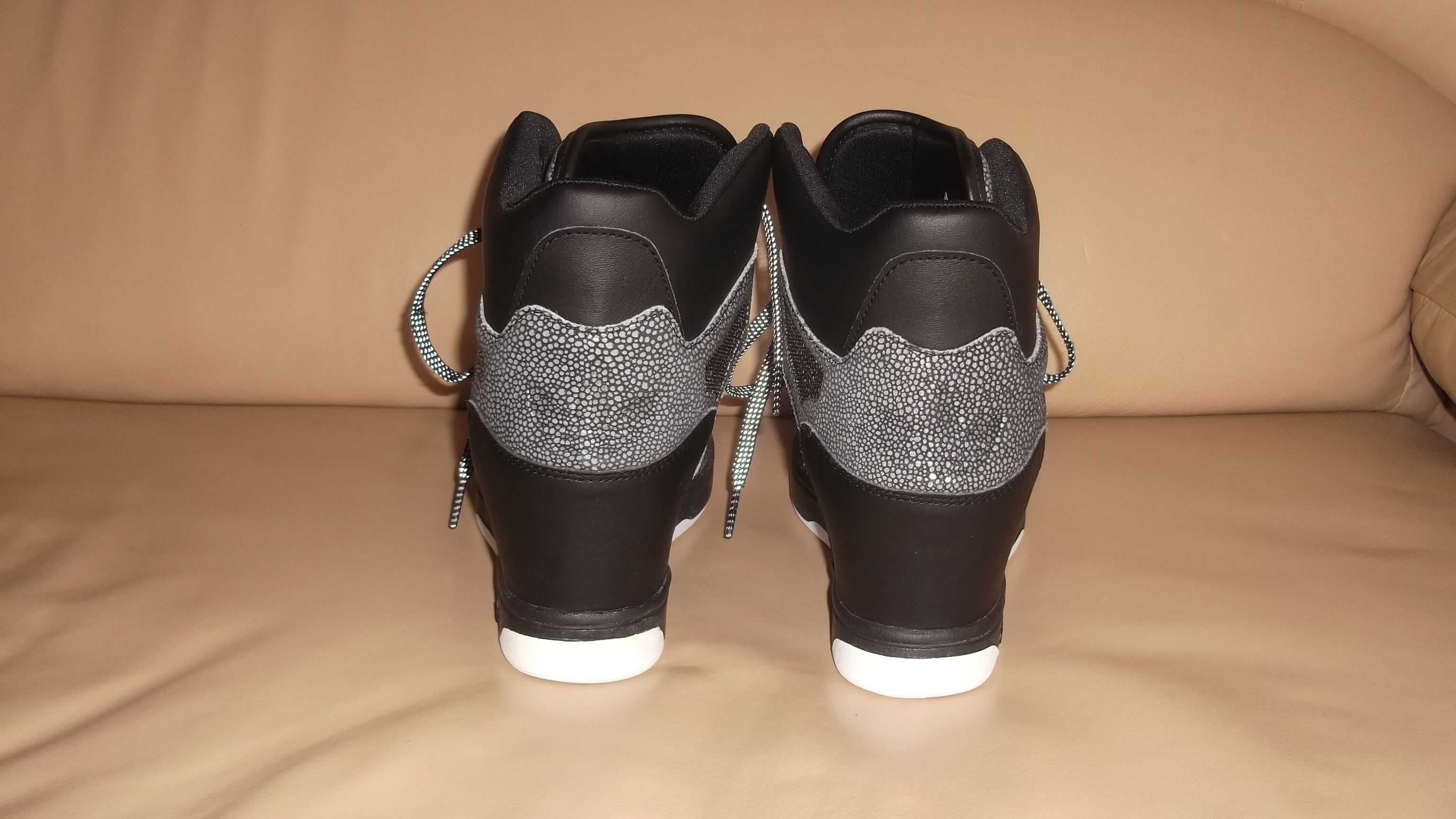 sapatilha bota da marca adidas mulher