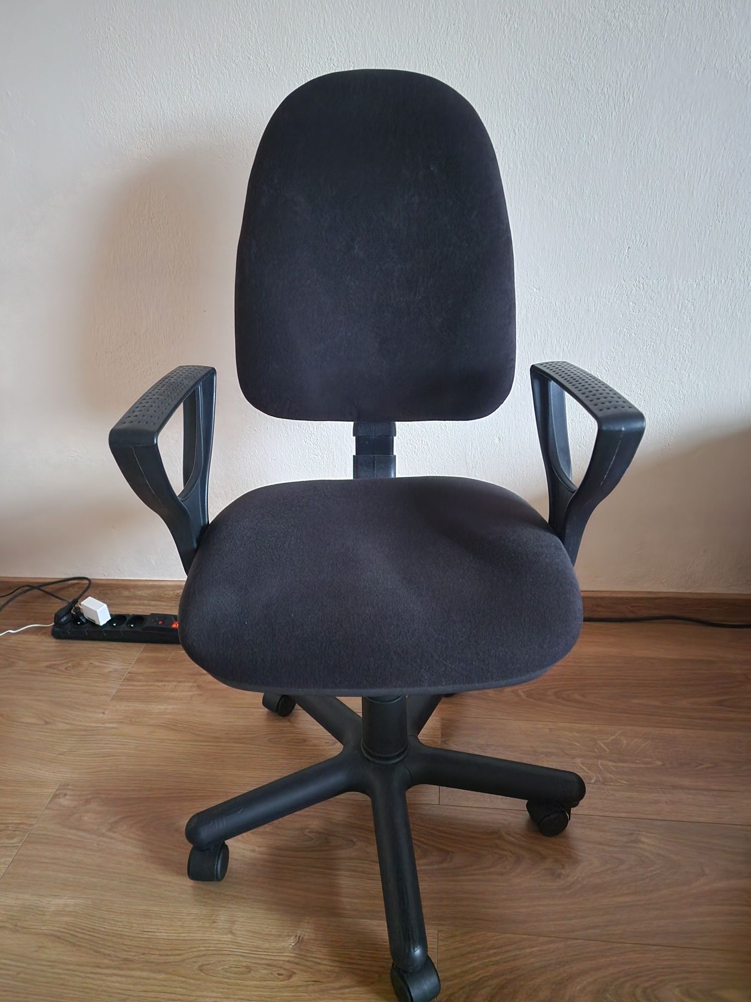Fotel obrotowy i mata pod biurko - fotel