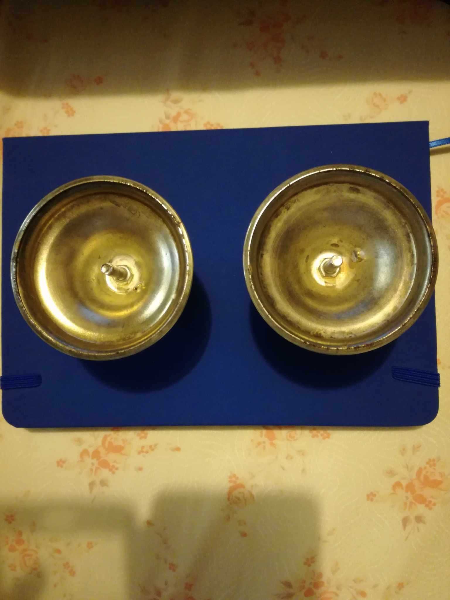 2 castiçais em casquinha com laço dourado