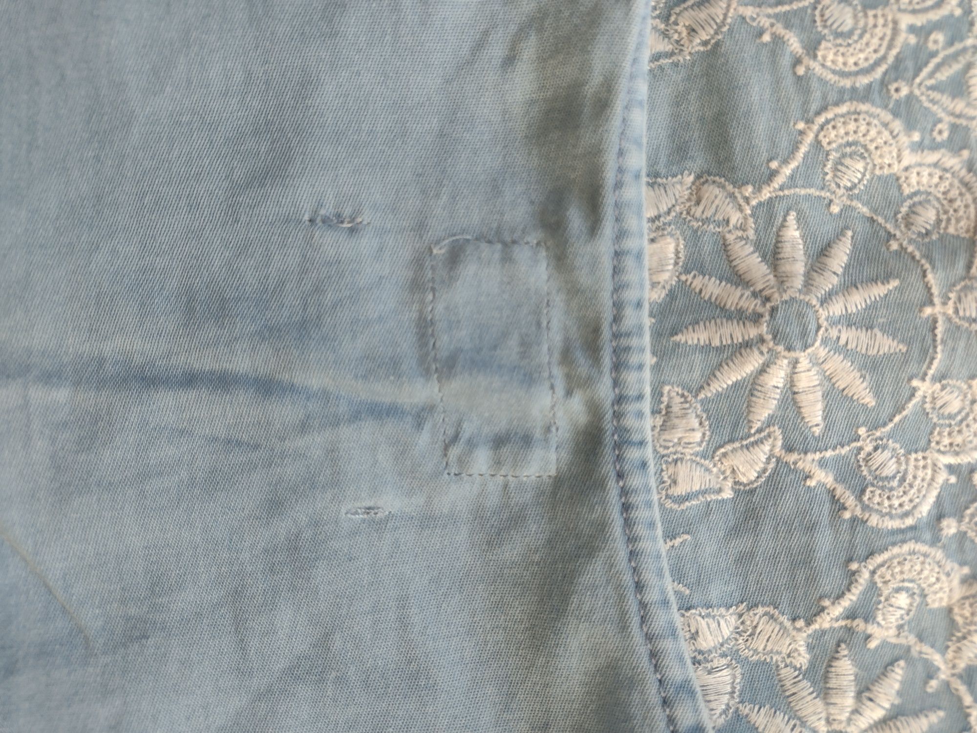 Dżinsowa bluzka z wyszywanym wzorem