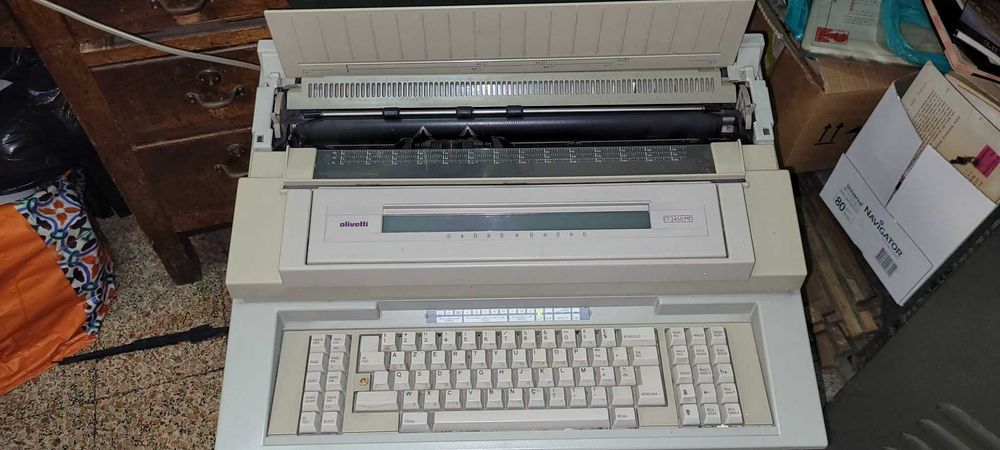 Máquina de escrever elétrica Olivetti ET 2450 MD