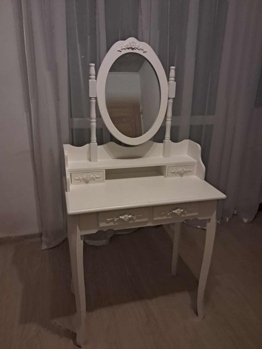 Biała toaletka z  lustrem