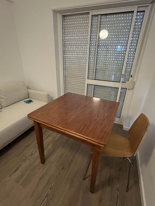 Mesa de jantar de madeira maciça