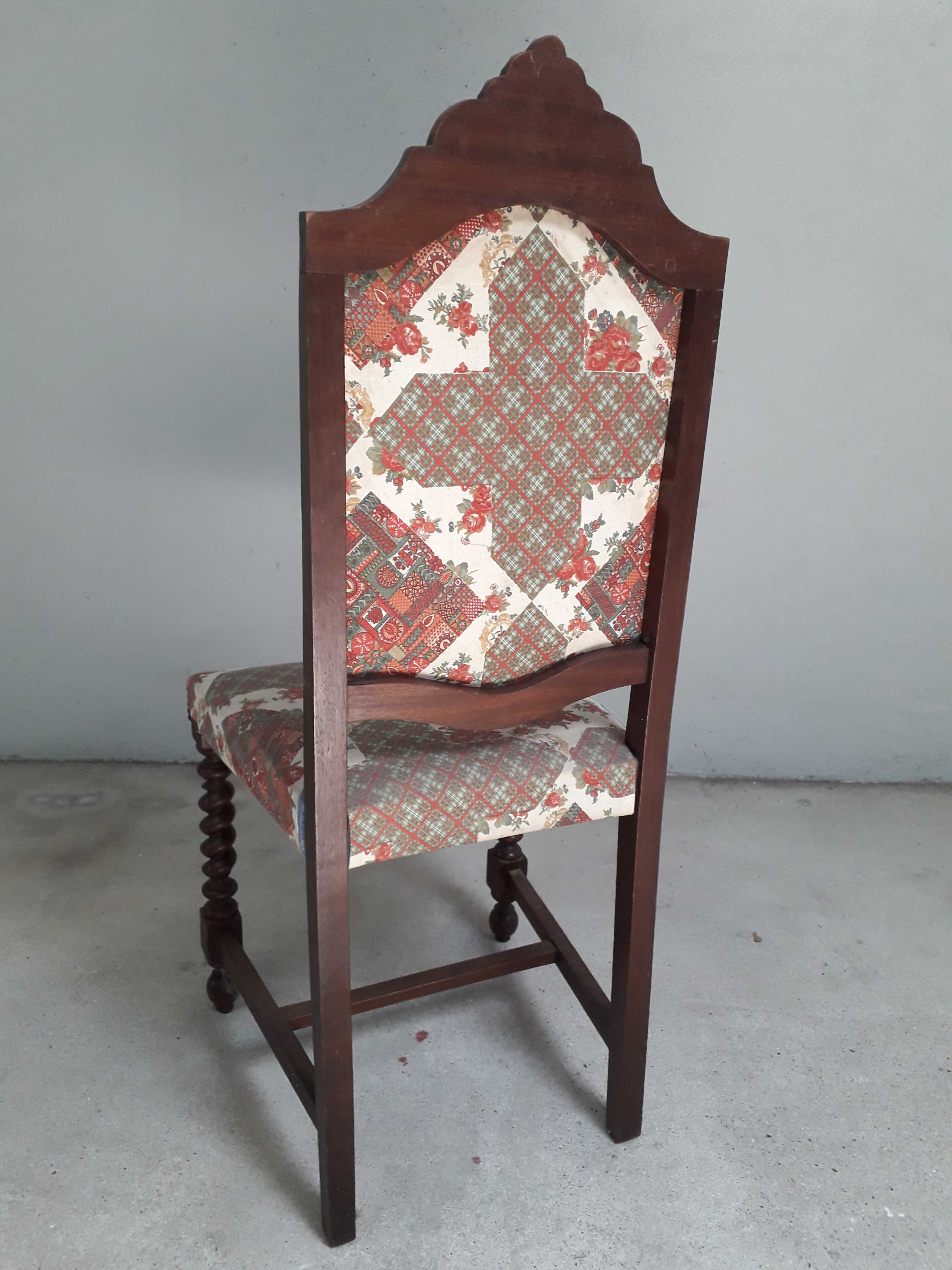 Antiga cadeira em madeira forrada a tecido