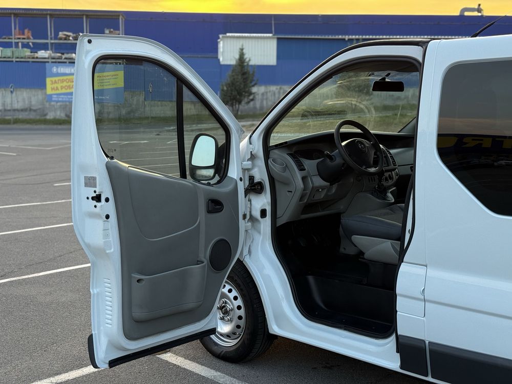 Бус Opel Vivaro 2006 (1.9dCi) мінівен, можливий обмін vito, trafic, t5