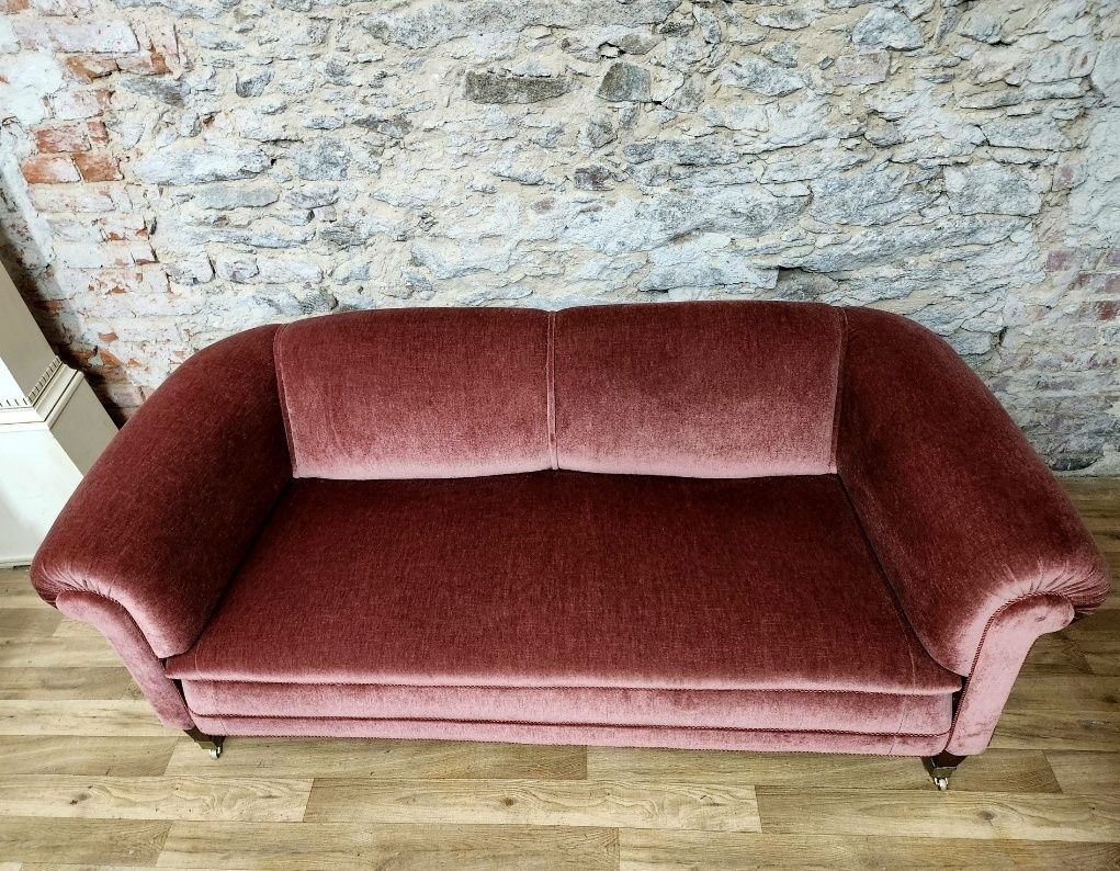 Sofa na kółkach.