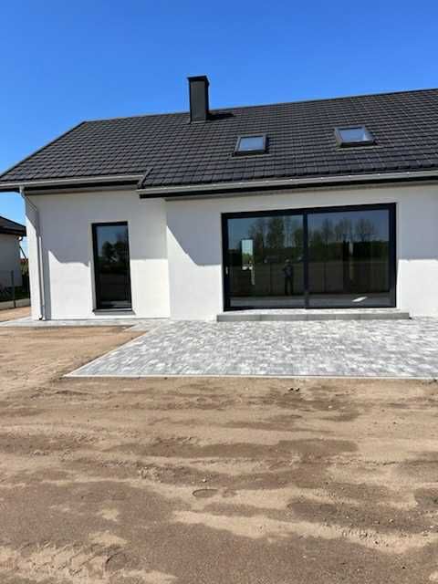 Nowoczesny, słoneczny dom z antresolą