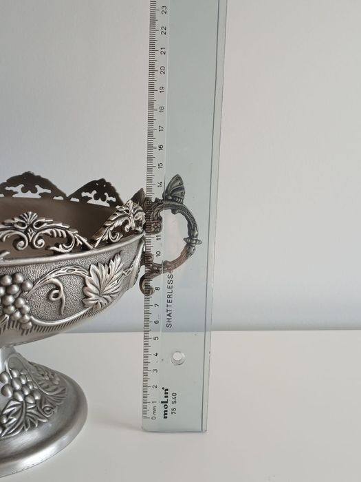 Taça decorativa em estanho.