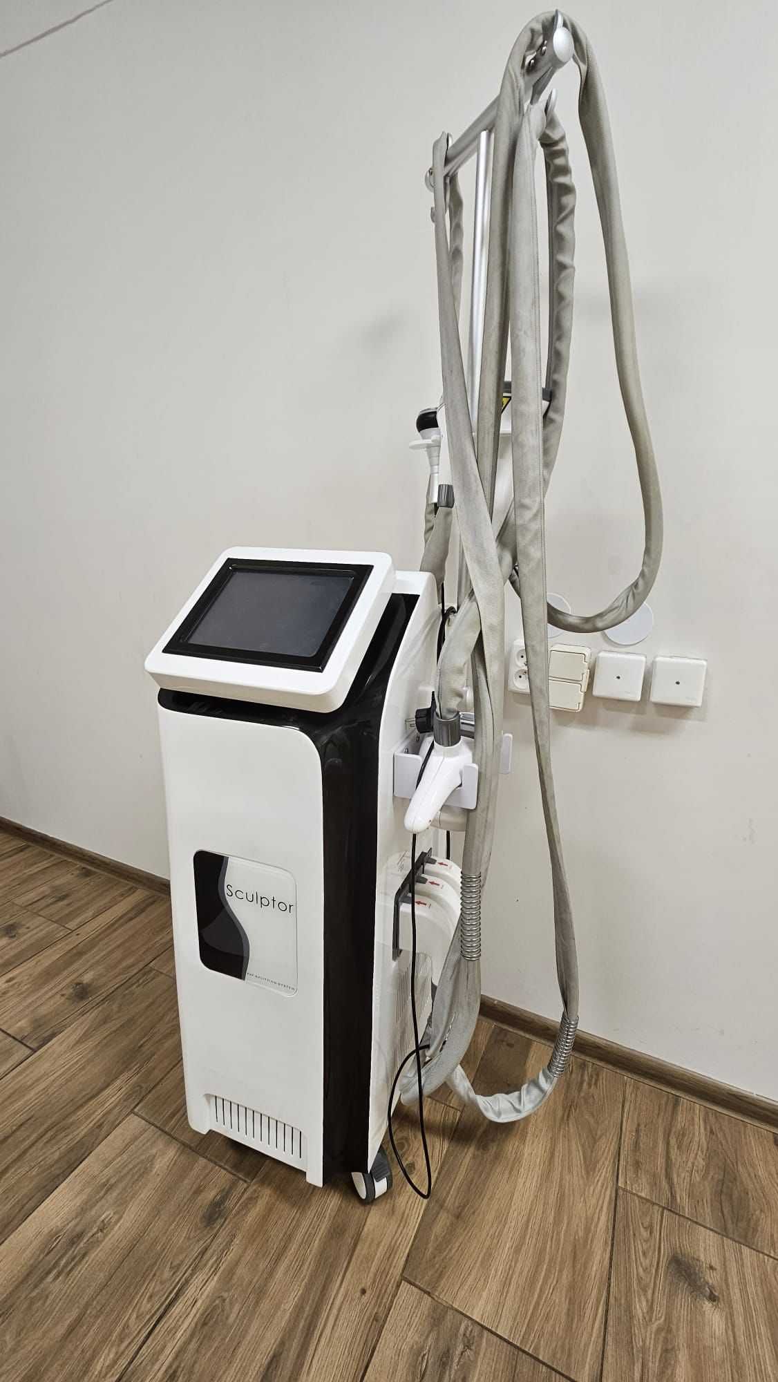 Urządzenie do masażu modelującego sylwetkę Vela Shape