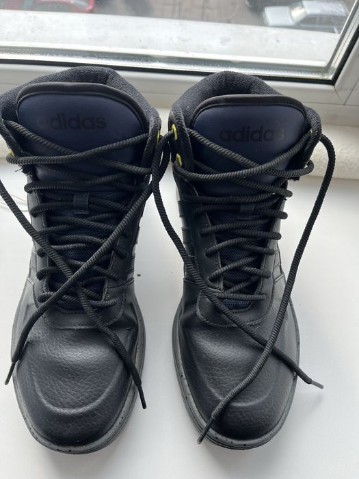 Adidas взутя на хлопця-чоловіка