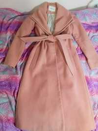 Гарне естетичне рожеве жіноче пальто