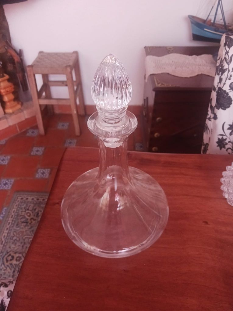Conjunto de  garrafas de cristal.