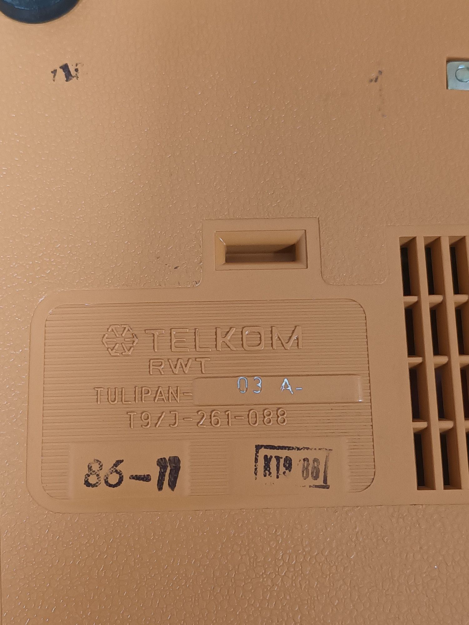 Telefon stacjonarny Telkom RWT Tulipan z 1986 roku