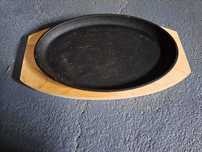 Prato de ferro oval com base de madeira