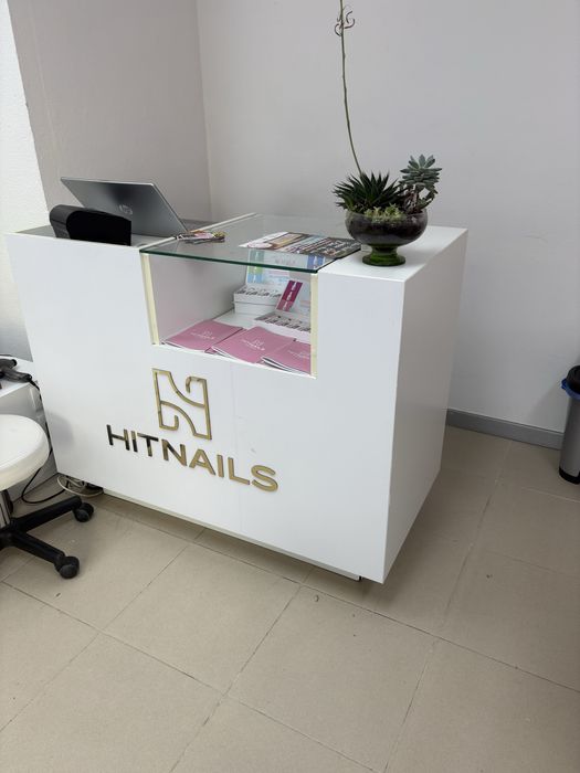 Balcao de loja branco