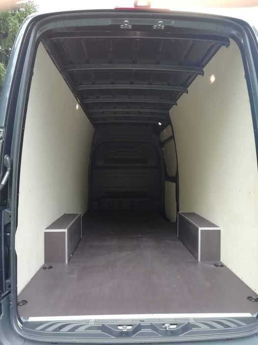 Zabudowa przestrzeni ładunkowej w aucie Mercedes Sprinter L3H2