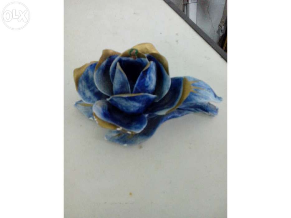 Castiçal em forma de flor, azul e dourado