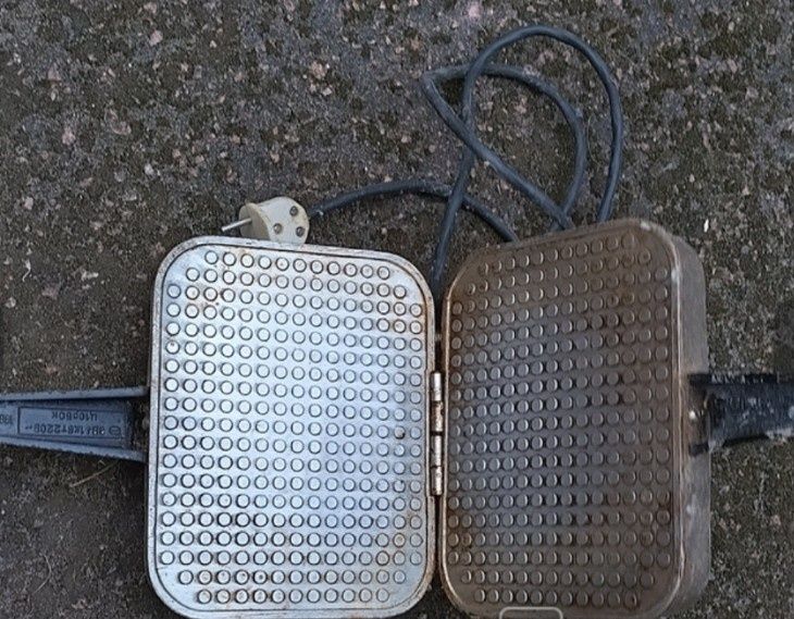 Электровафельница рабочая  1989 г. СССР винтаж