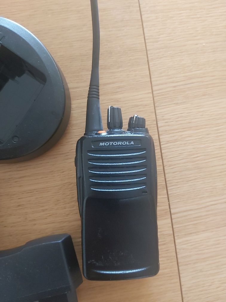 Motorola VX-451 krótkofalówki radiotelefon UKF 2 sztuki z ładowarką
