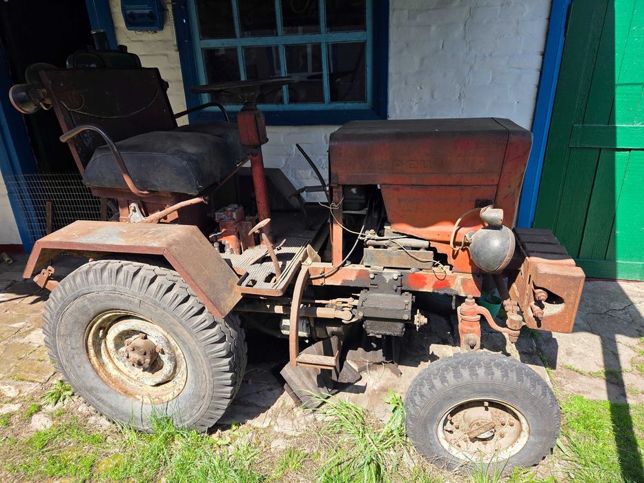 Трактор саморобний з інвентарем