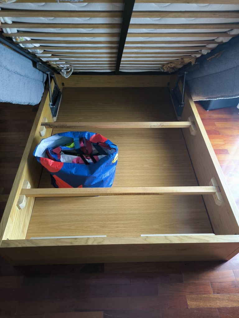Cama com bastante arrumaçao de estrado elevatório 1,28x1,93m